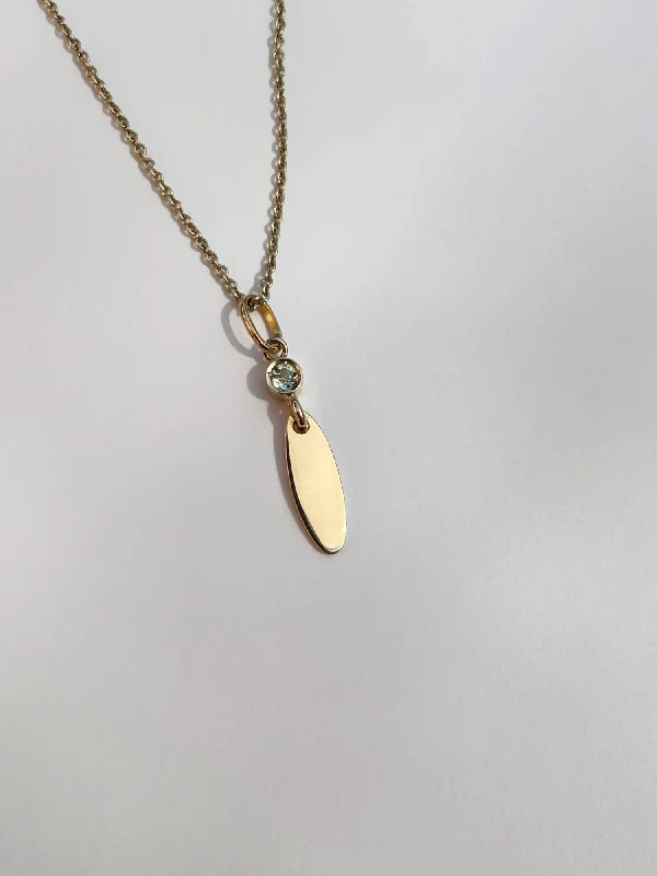 Coralie Grzes | Jeanne Amulet of August 18K Gold Necklace w. Peridot Chic Rip-Detail High-Waist Jeans