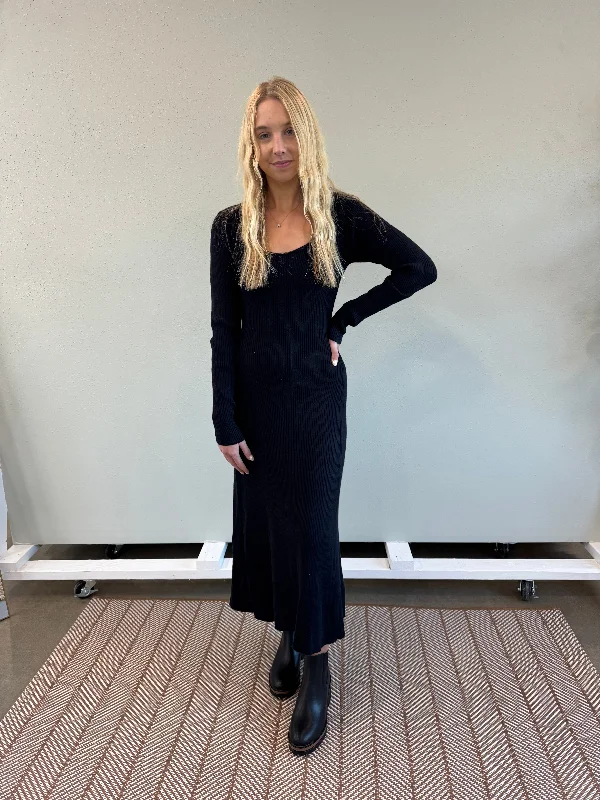 BRYNN SWEATER KNIT MAXI DRESS BY IVY & CO Stylish Maxi Dress with Pleats